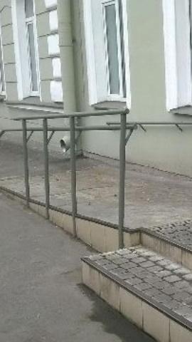 Наружный пандус с металлическими поручнями вдоль здания